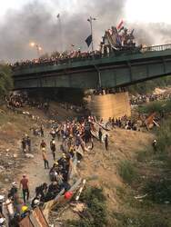 بعد تصاعد العنف ضدهم .. متظاهرو التحرير وسط بغداد ينشئون ساترا ويتحصون به