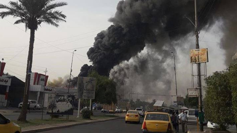 فرق الدفاع المدني تحاول انقاذ اشخاص محتجزين بحريق في بغداد