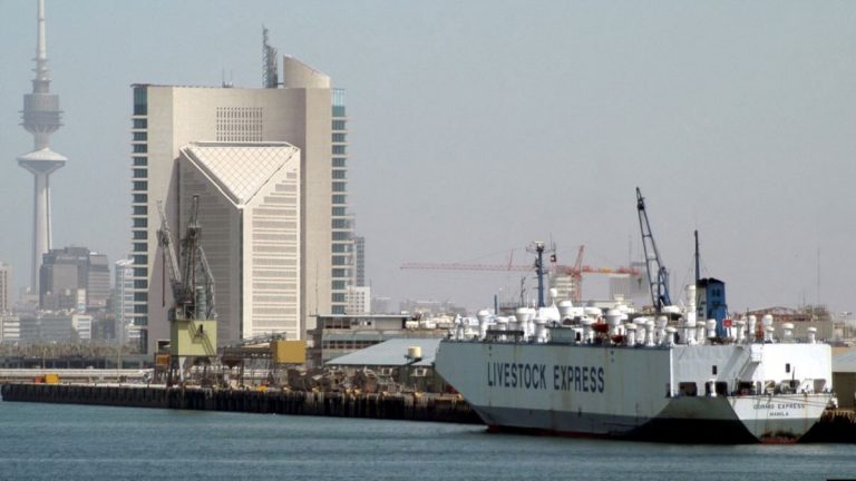 الكويت تحظر دخول السفن الإيرانية إلى موانئها