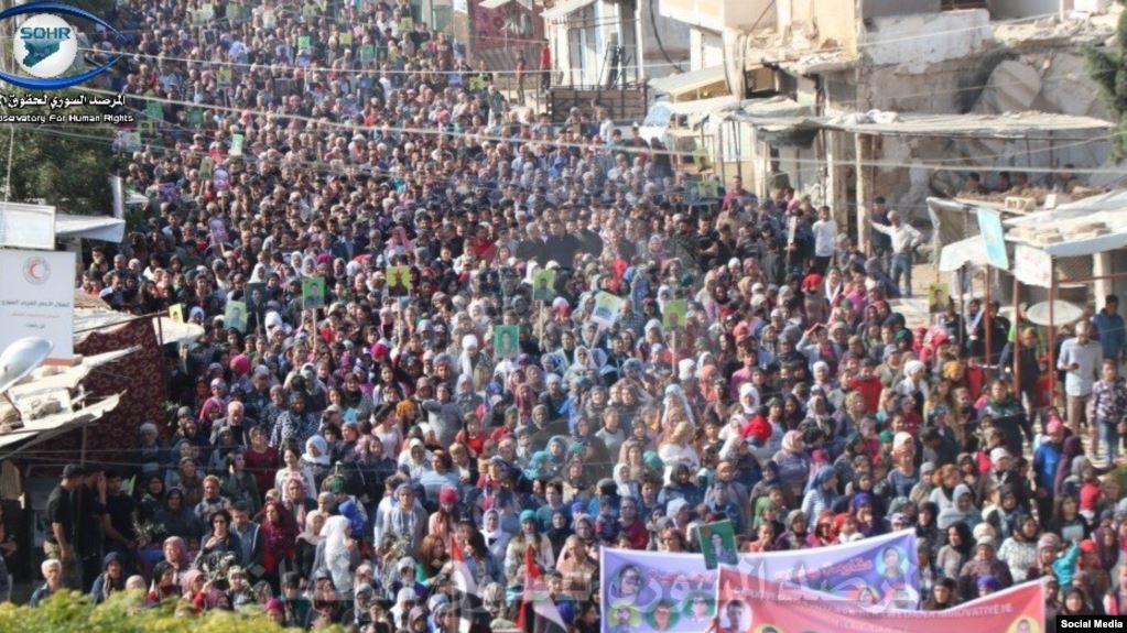 "أعيدوا عفرين إلى سكانها الأصليين".. آلاف النازحين في تظاهرة غاضبة