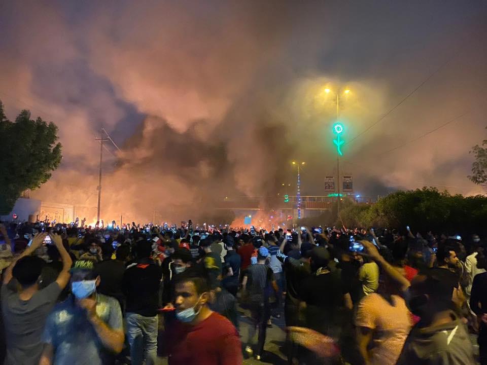 محتجون يحرقون مبنى مجلس محافظة كربلاء