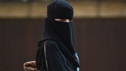 السعودية تسقط أحد أهم بنود الولاية على المرأة