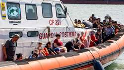صور .. خفر السواحل الايطالي ينقذ 80 مهاجرا عراقيا بينهم اطفال ونساء