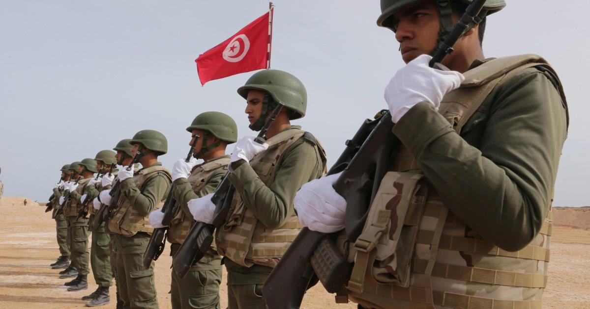 الرئيس التونسي يأمر الجيش بالانتشار لفرض "الحجر العام"