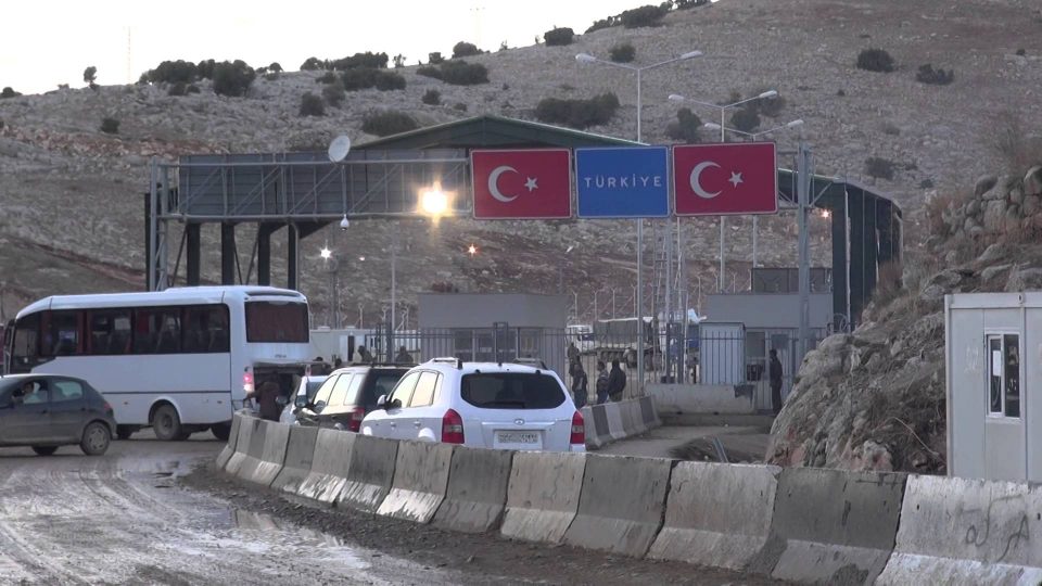 تركيا تبدأ بترحيل لاجئين مخالفين