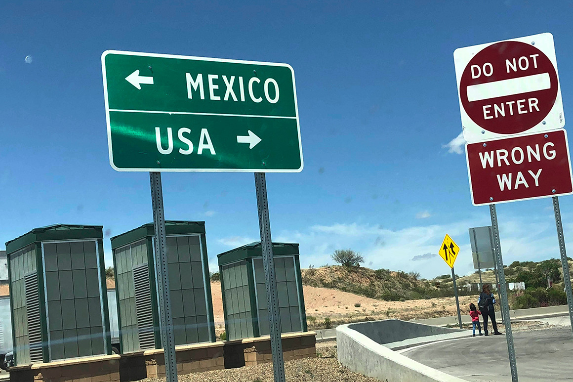 كورونا يقلب الحال.. مكسيكيون يتظاهرون رفضا لدخول أمريكيين لبلادهم