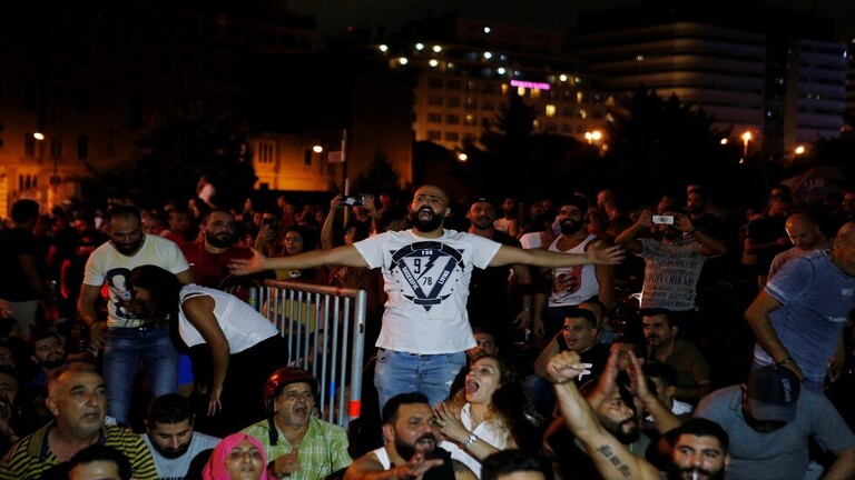 سفارات أجنبية وعربية في بيروت تتخذ إجراءات بعد احتجاجات واسعة
