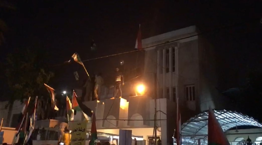 فيديو.. محتجون يقتحمون السفارة البحرينية في بغداد