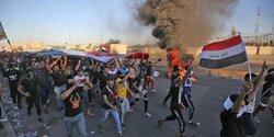 تصاعد وتيرة التظاهرات في بغداد ومحافظات اخرى واحراق مقار حزبية جنوبي العراق