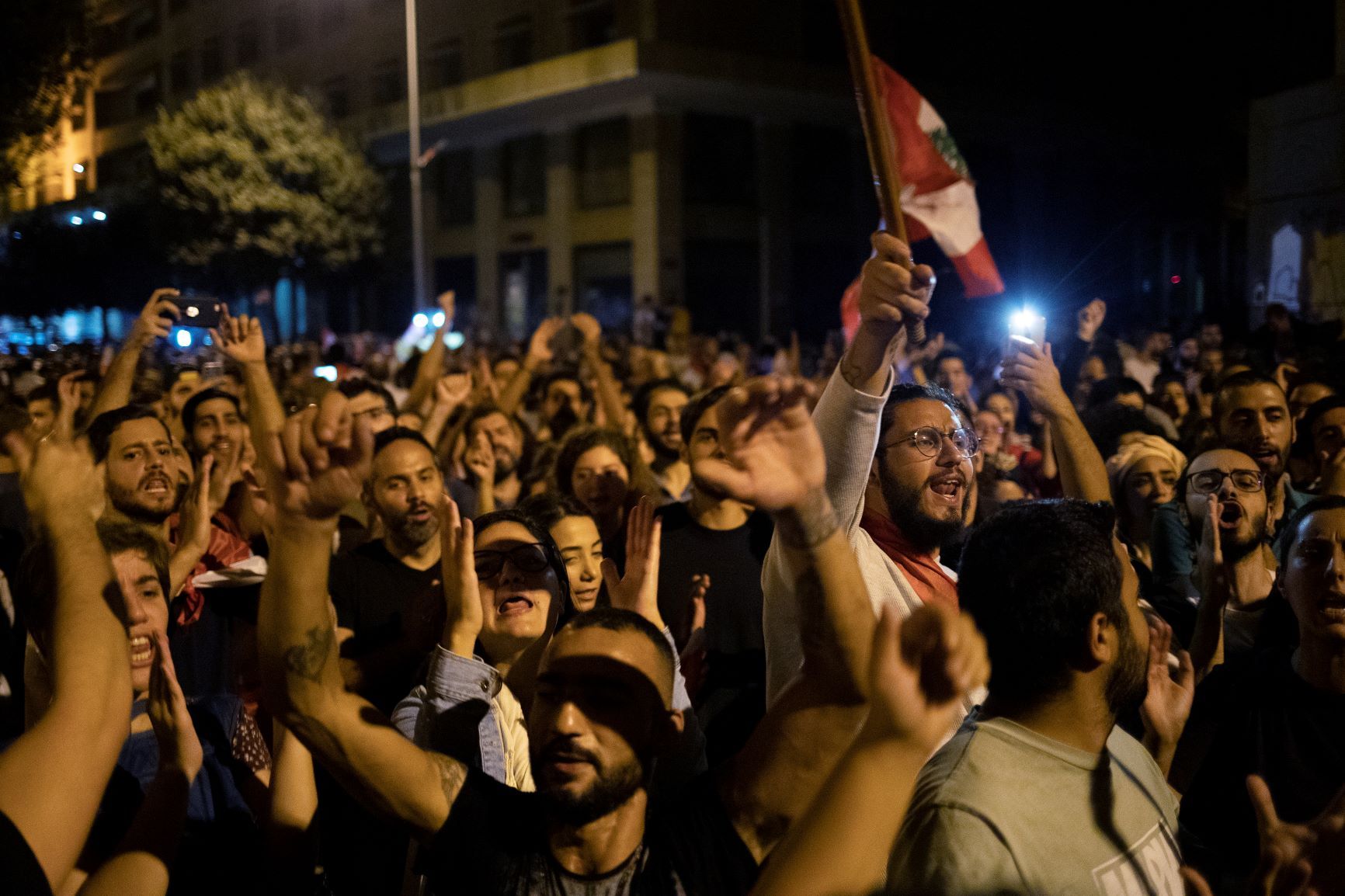 ليلة ساخنة في لبنان والاحتجاجات تتحول لمسار دموي