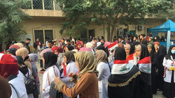بالصور.. مسيرة لطلبة جامعة كربلاء دعماً للاحتجاجات