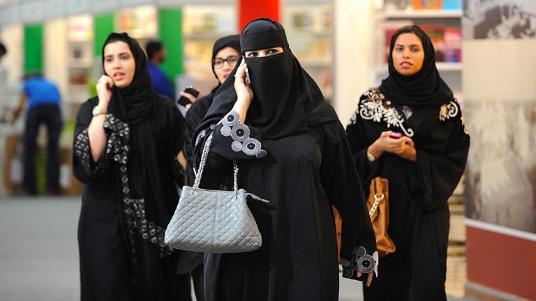 فيديو.. سعوديات يتحدين المجتمع ويتجولن من دون حجاب والعباءة السوداء