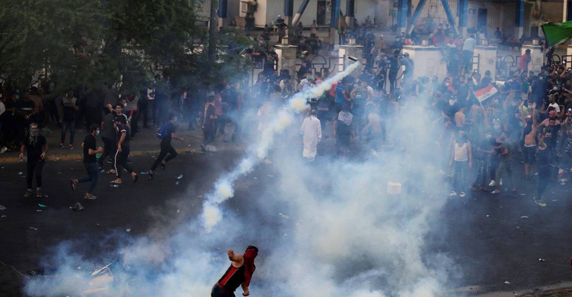 حقوق الانسان: متظاهرون يستخدمون العنف ضد قوات امنية ببغداد
