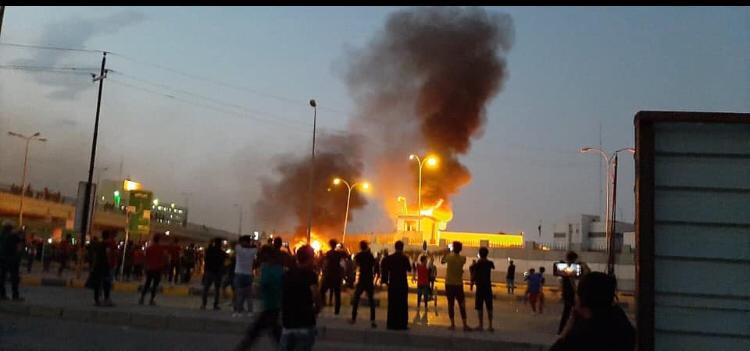محتجون يقتحمون مبنى محافظة ميسان ويضرمون النار فيه