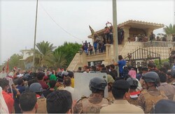 صور.. محتجون يقتحمون مبنى حكومي جنوبي العراق
