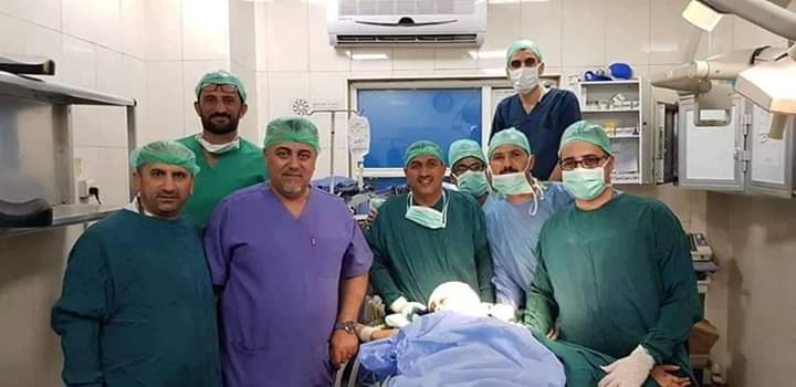 صور .. فريق طبي عراقي ينقذ فتاة موصلية بعد انسلاخ فروة راسها بسقوط في مدينة الملاهي