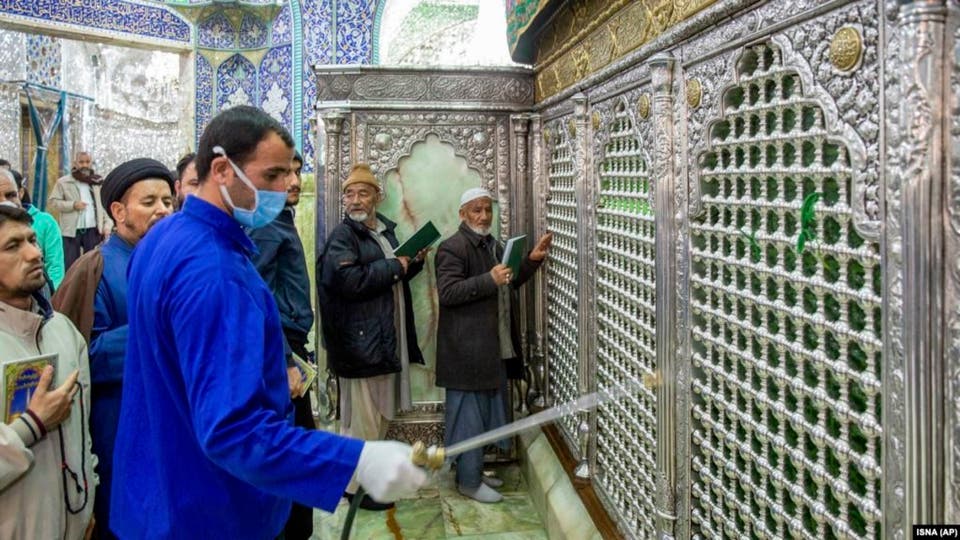 Video .. Iranians try to forcibly enter famous religious sites after being closed