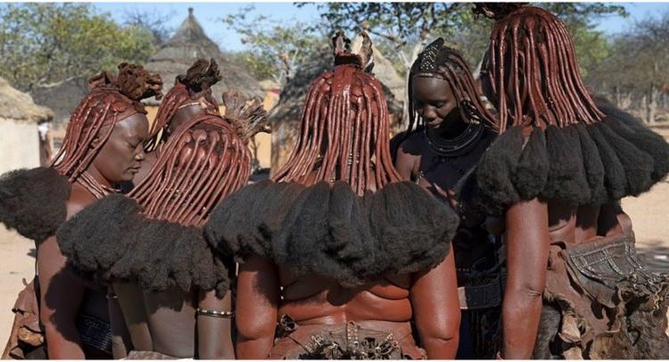 بالصور: قبيلة مُنعزلة تعتمدُ الطين للزينة ولحماية الشعر والبشرة
