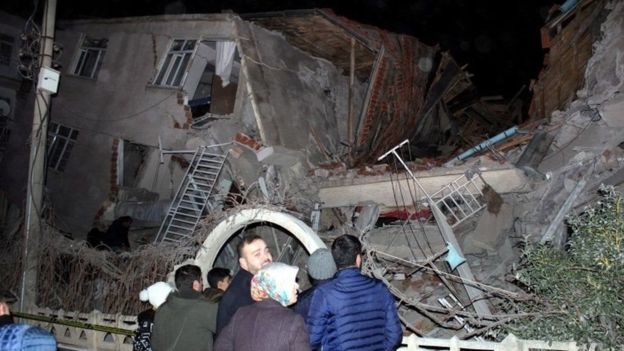 قتلى وانهيارات بزلزال شديد يضرب تركيا وصل امتداده لثلاث دول
