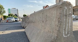 بالصور.. إغلاق شوارع السليمانية بالكتل الكونكريتية والتراب
