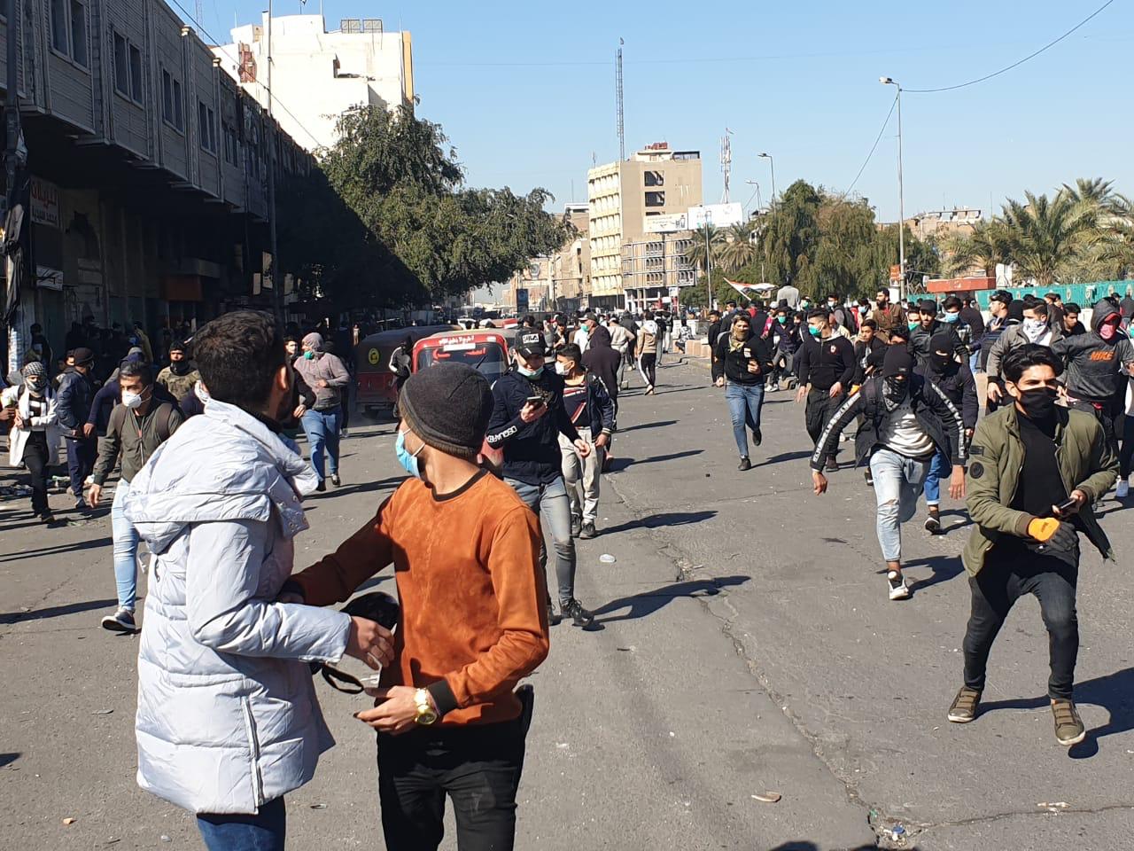 عشرات الاصابات في الناصرية وتفريق تظاهرة طلابية ببغداد بالغاز المسيل للدموع