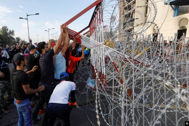 Security authorities release an activist in the demonstrations in southern Iraq