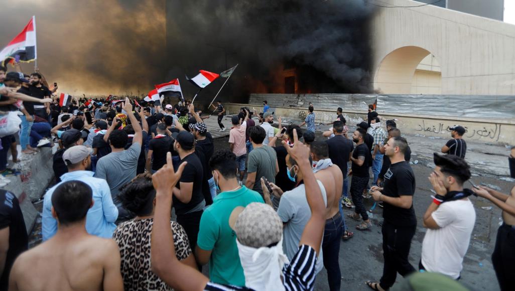 محتجون يغلقون جامعة ودوائر حكومية ونجاة ناشط من اغتيال في محافظات عراقية