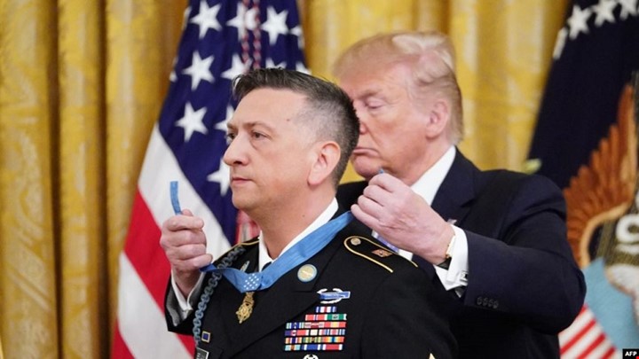 ترامب يمنح جندياً أمريكياً أكبر وسام لـ"شجاعته" في العراق