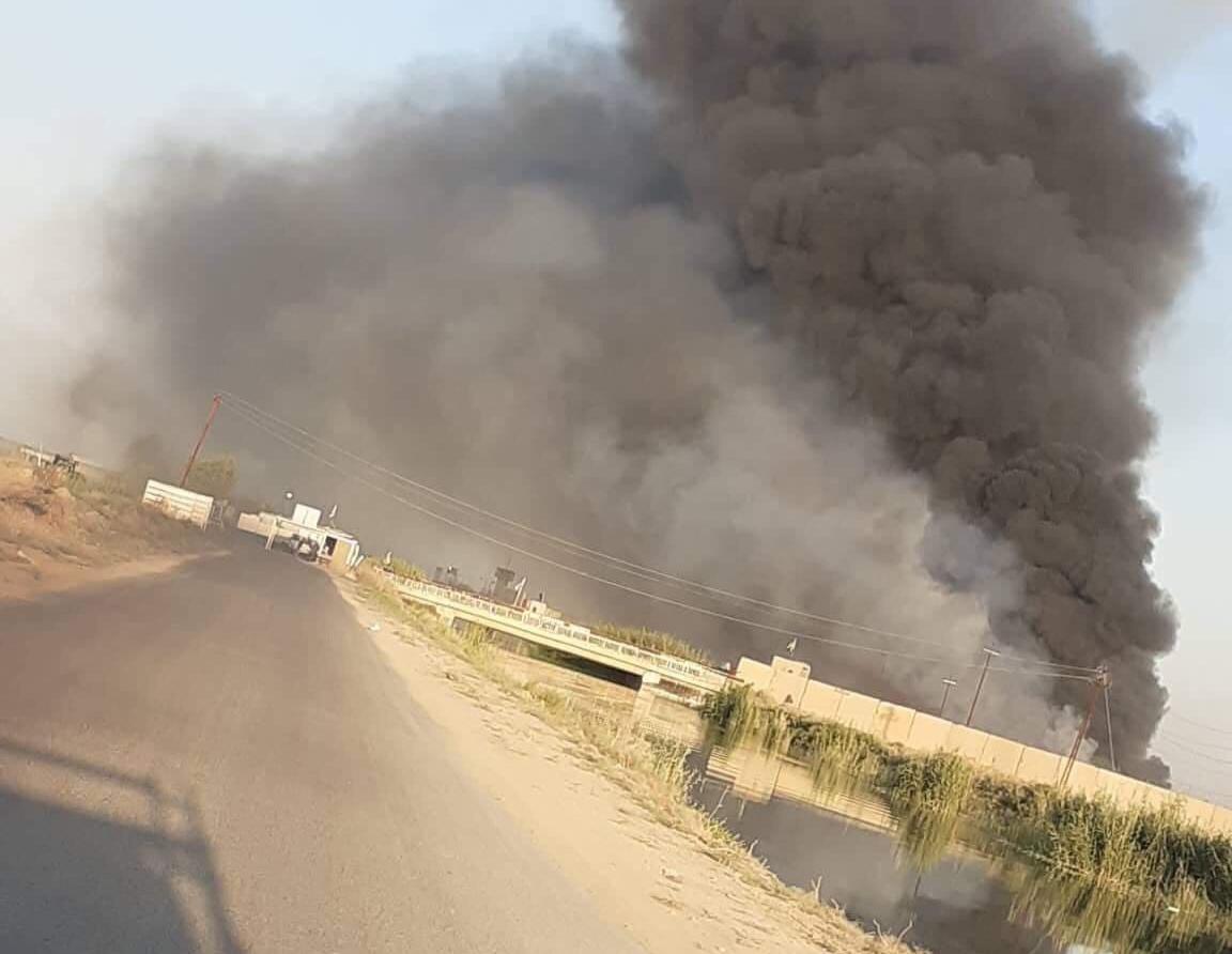 صور .. انبعاث دخان اسود كثيف قرب قاعدة جوية عراقية
