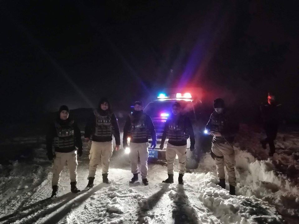 شرطة دهوك تنقذ مجموعة من الشباب علقوا وسط الثلوج في جبل