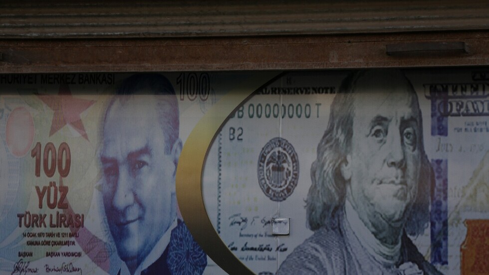 الليرة التركية تهبط إلى مستوى قياسي جديد أمام الدولار