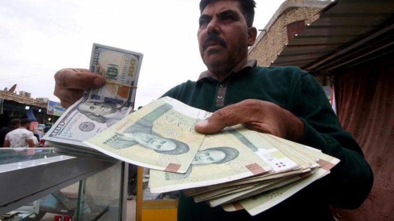 العملة الإيرانية تسجل انهيارًا جديدًا مع تقديم الموازنة للبرلمان