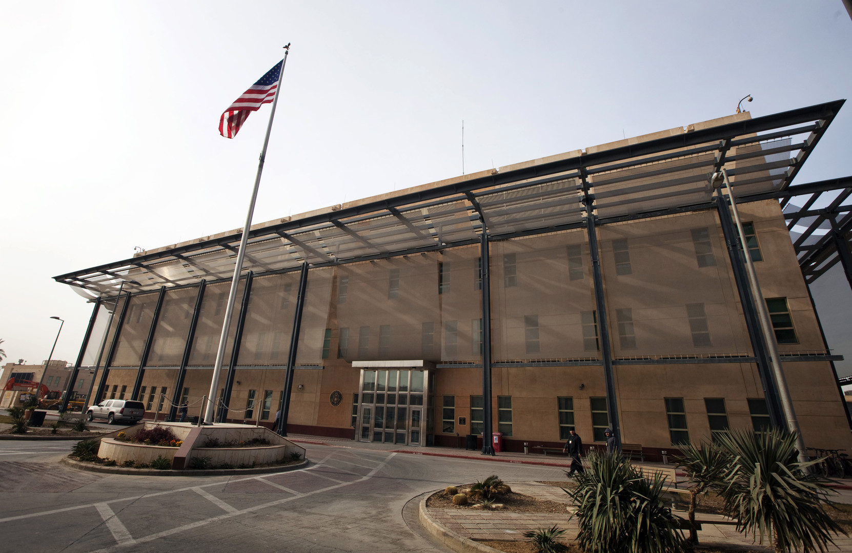 السفارة الامريكية تعلق خدماتها لحين رفع حظر التجوال عن بغداد