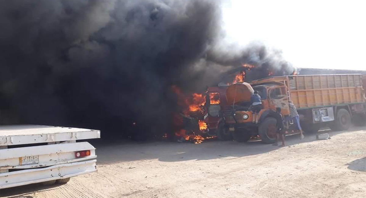صور .. حريق يلتهم 9 شاحنات كبيرة قرب منفذ حدودي عراقي محاذٍ لإيران