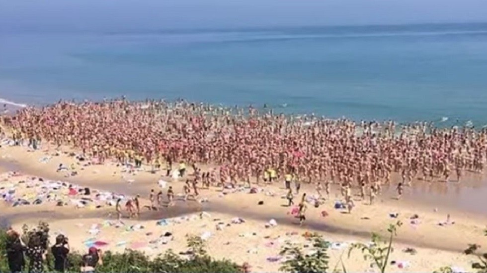 فيديو.. لهدف نبيل.. مئات النساء يسبحن عاريات