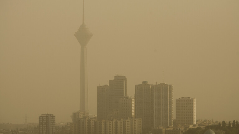تلوث الهواء يبلغ مستويات خطيرة في طهران والسلطات تعلق عدة نشاطات