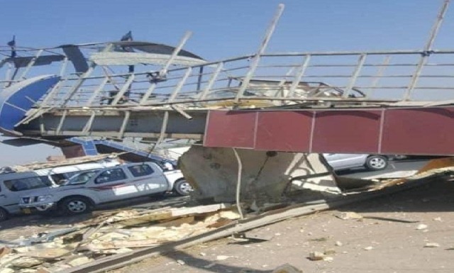 شاحنة تهوي بمجسر في بغداد.. والشرطة تتدخل