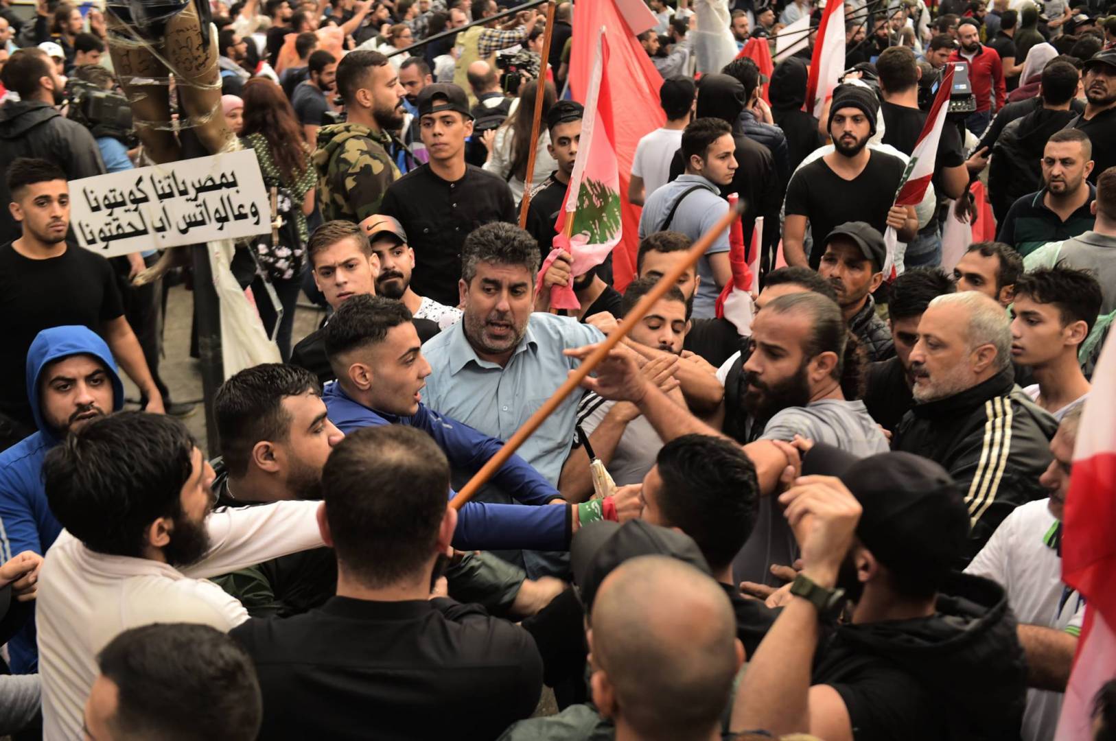 لبنان.. "قسم الولاء لخامنئي" وسط اشتباكات بين متظاهرين وموالين لـ"حزب الله"