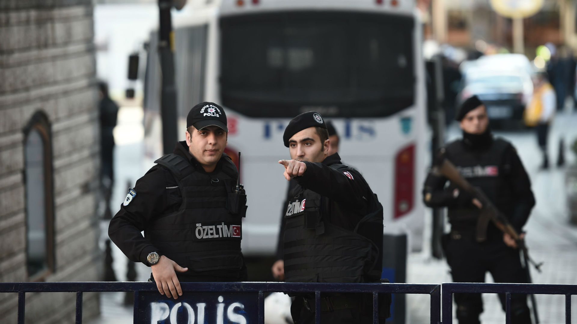 تركيا ترحل 4 إرهابيين بريطانيين إلى بلادهم