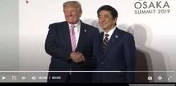 بالصور| موقف محرج لرئيس وزراء اليابان بسبب ترامب