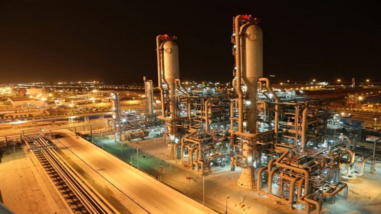 إيران تعلن حالة تأهب قصوى في مواقع لصناعة النفط والبتروكيماويات