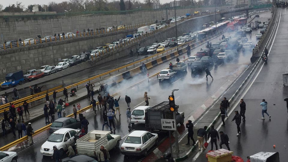 محتجون يضرمون النيران بمركز للشرطة في مدينة كرماشان الايرانية
