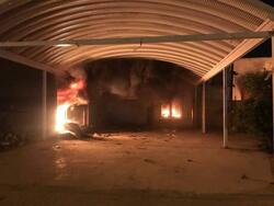 بعد وفاة ناشط مدني.. محتجون يحرقون مقار احزاب في محافظة عراقية