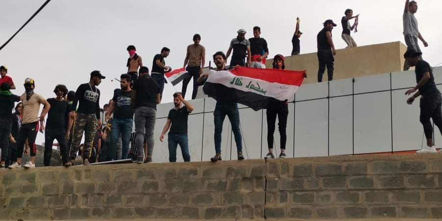 محتجون يغلقون مصرفا ودوائر حكومية بمحافظة وتسجيل دعاوى انتهاكات بالعراق