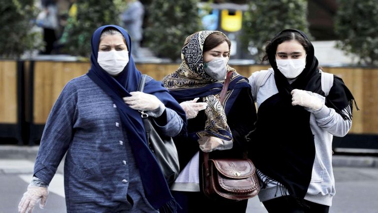 إيران تعتقل شخصين تحديا ”كورونا“ بـ“لعق الأضرحة“