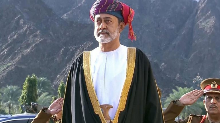 سلطان عمان الجديد يوجه بالغاء جميع القابه