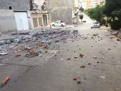 صورة .. رياح شديدة تتسبب بسقوط اجزاء من بناية كبيرة وسط السليمانية