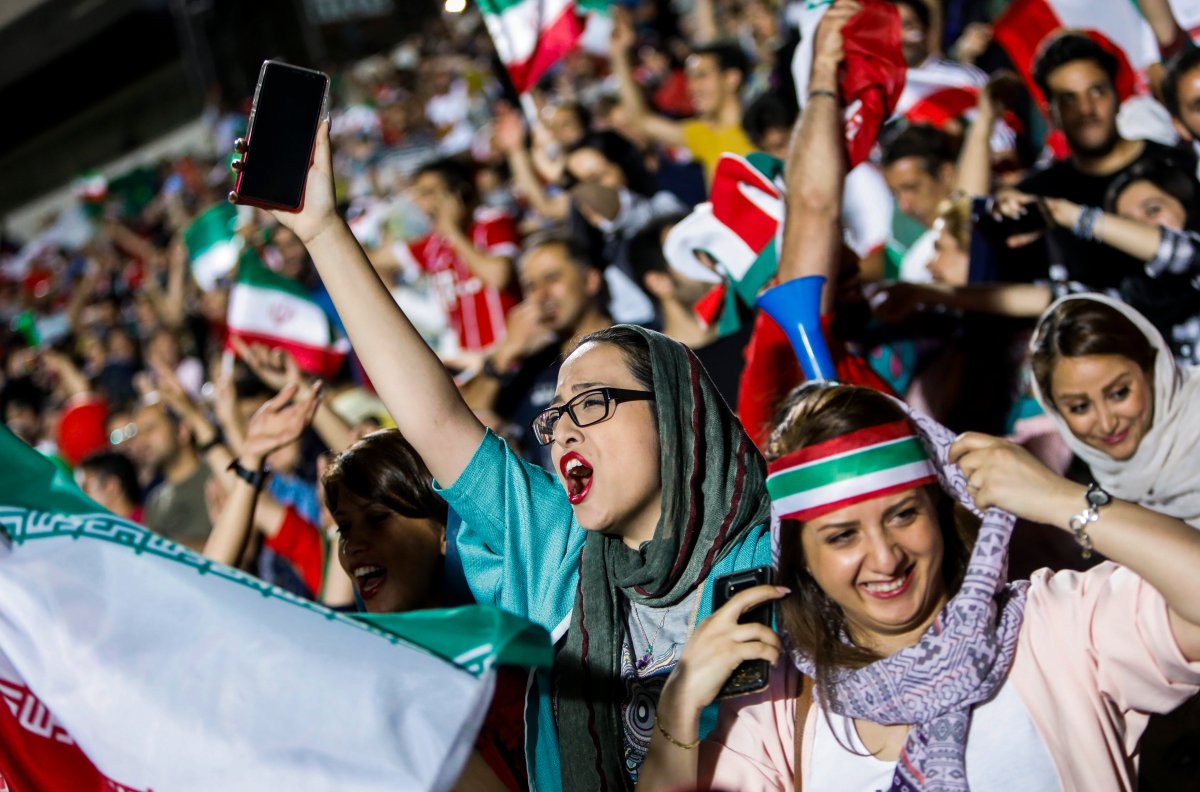 انذار نهائي من "فيفا" لايران حول دخول المشجعات وحكومة روحاني ترد