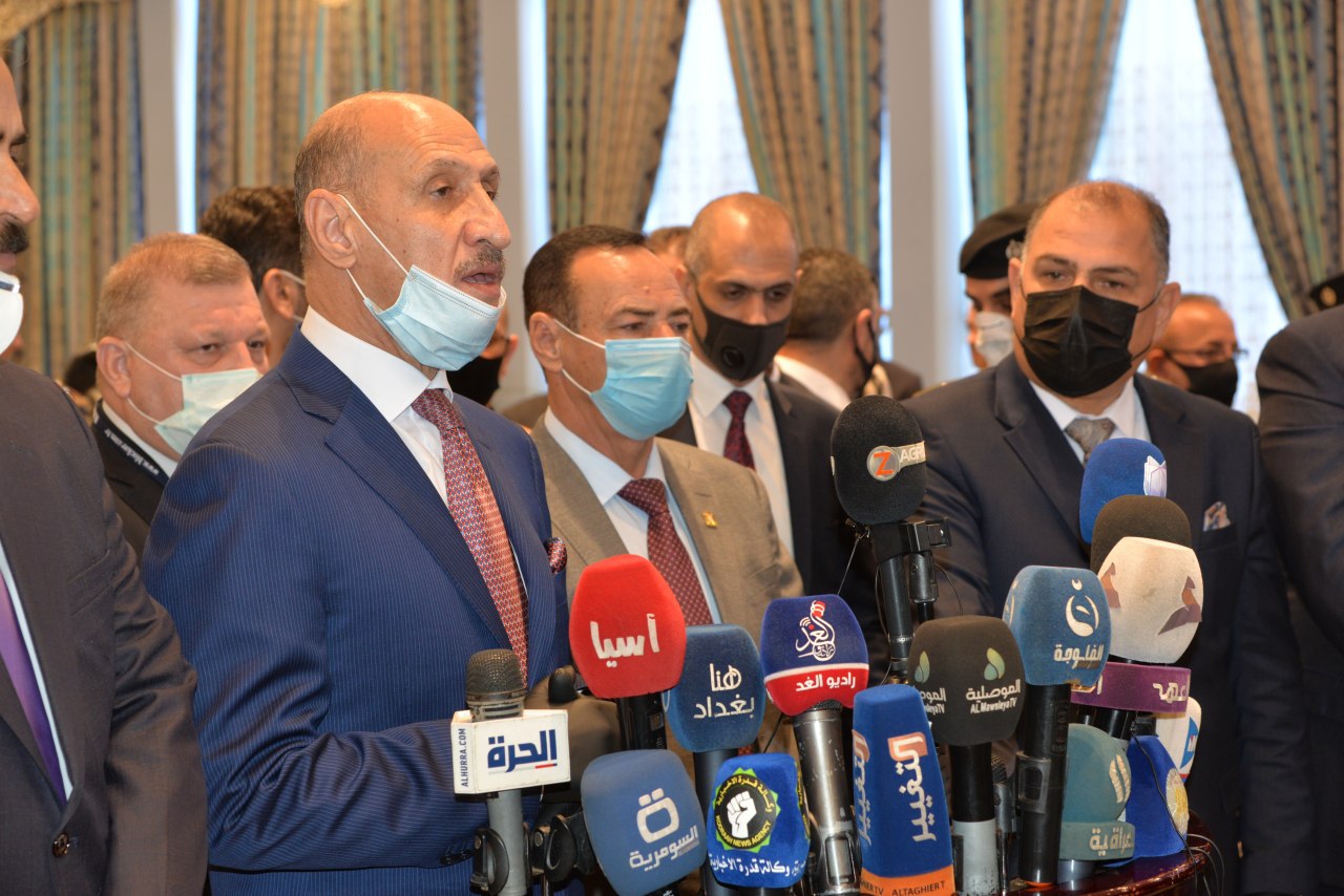 برلماني عراقي مصاب بكورونا يحشد لإقالة وزير بحكومة الكاظمي