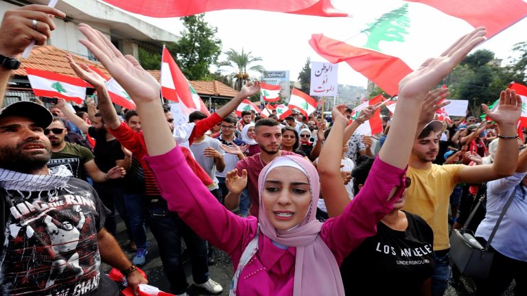 لليوم الرابع على التوالي.. اللبنانيون الغاضبون يواصلون التظاهر